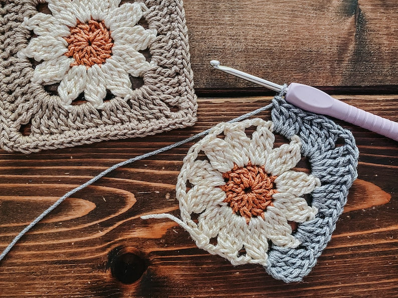 Daisy Granny Square Crochet Pattern